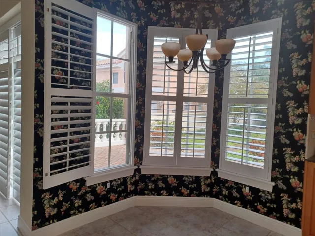 Breakfast and dining room