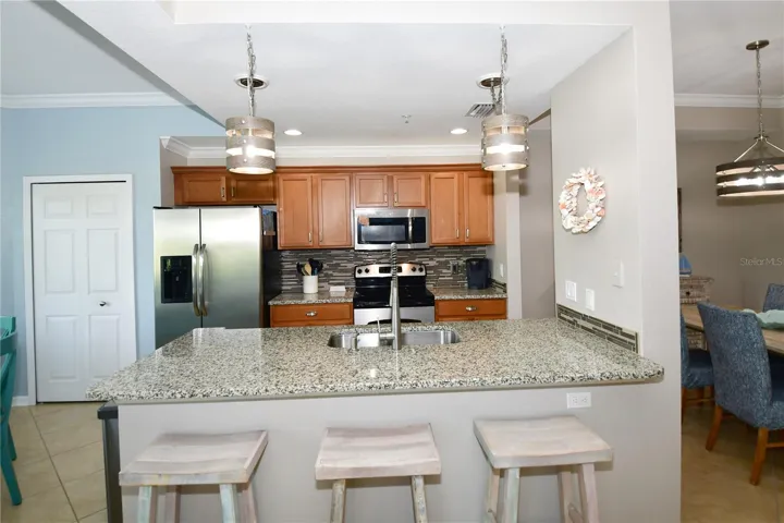 Kitchen w/Breakfast Bar
