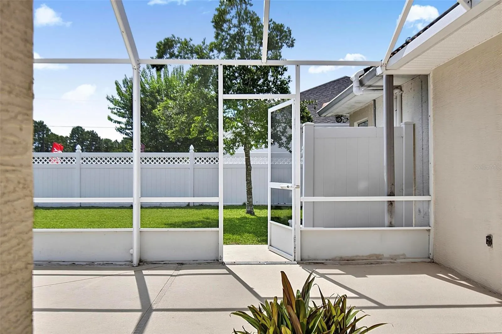 Multiple access to backyard from pool lanai