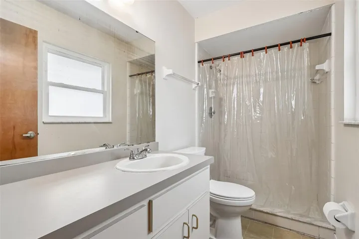 Primary en-suite bath.