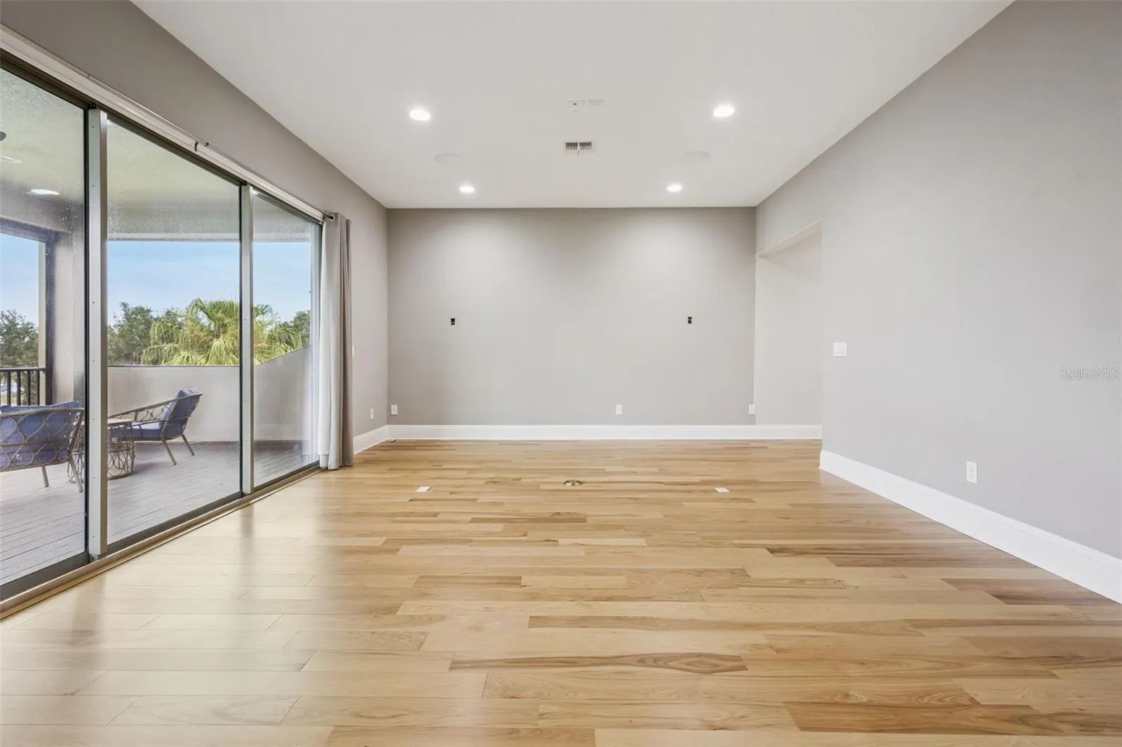 Spacious Bonus Room on 2nd floor