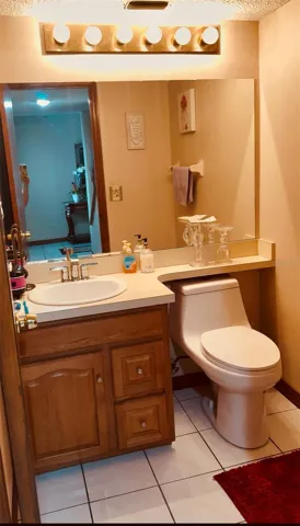 1st floor 1/2 bath