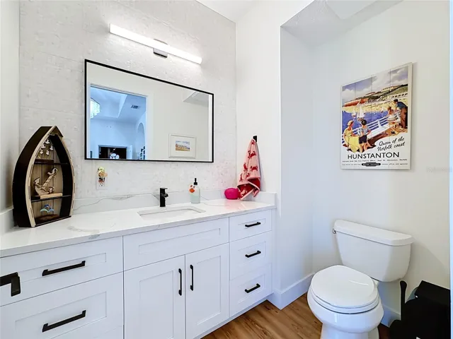 Ensuite bathroom to 2nd floor bedroom