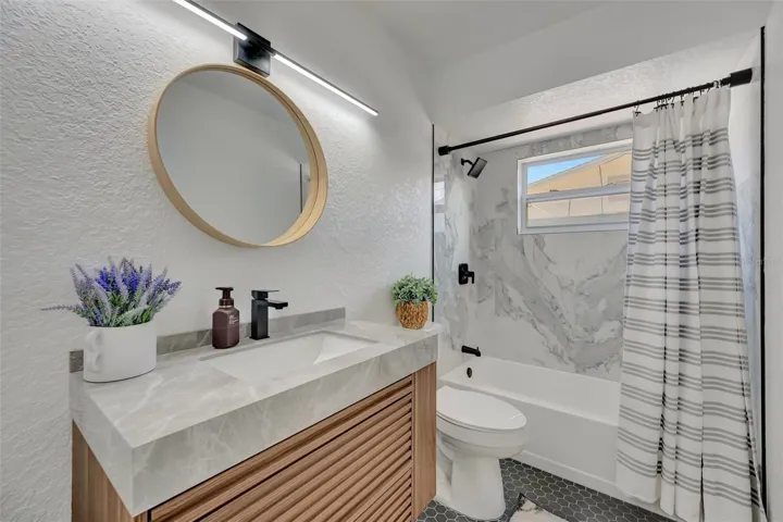 The hallway bathroom between the split guest bedrooms