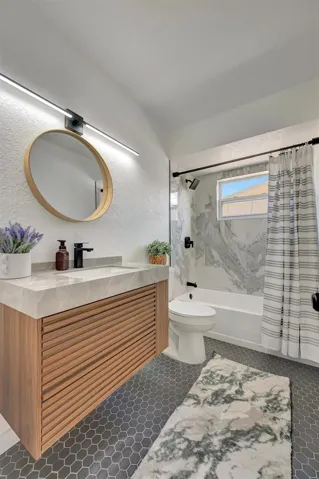 The hallway bathroom between the split guest bedrooms