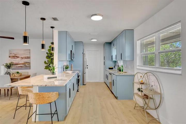 The kitchen /dinette arae