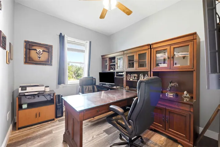 office with desk that can stay