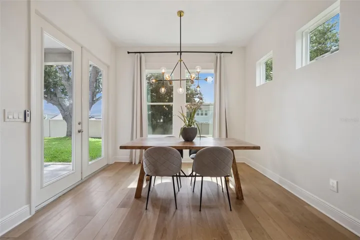 Eat -in kitchen area