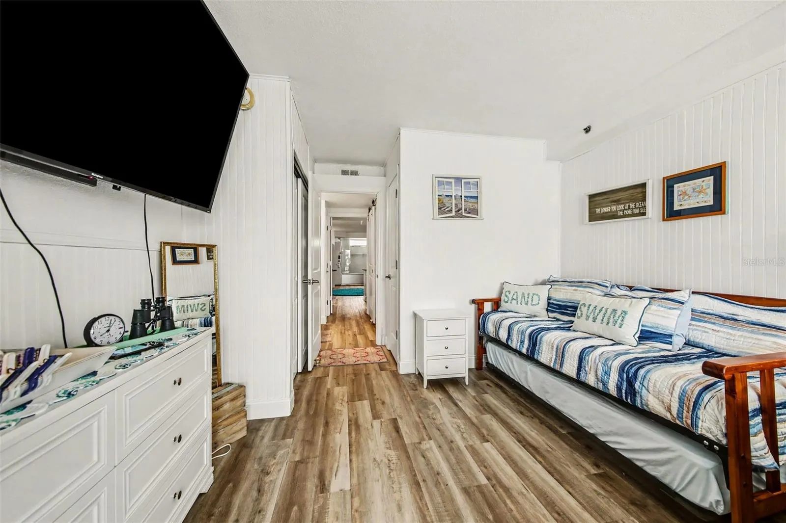 Trundle bed in bedroom