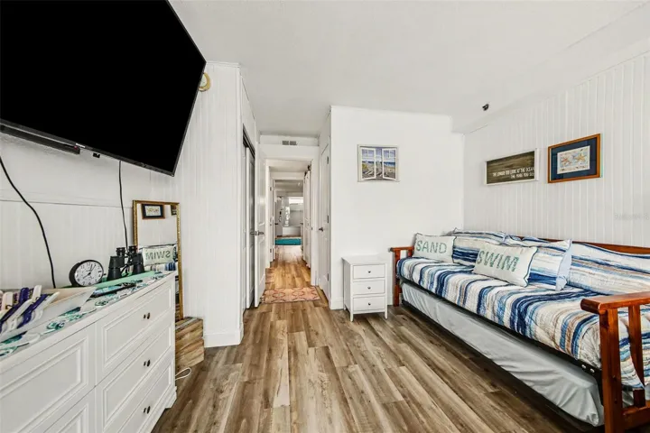 Trundle bed in bedroom