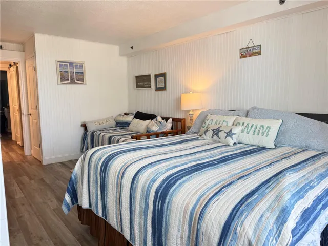 King size master bed