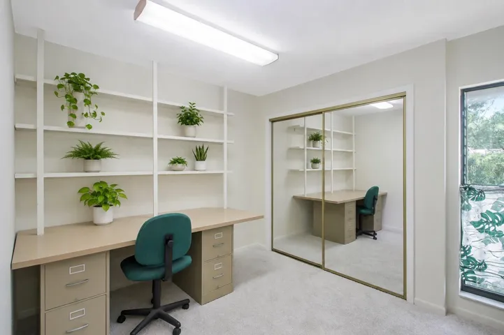 Beroom used as an office