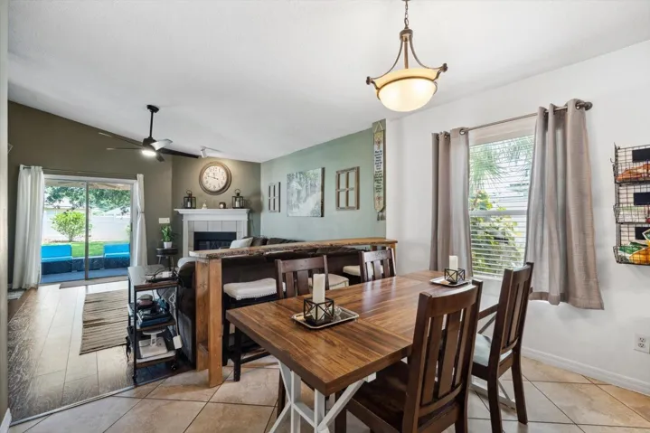 OPEN DININGROOM AND LIVINGROOM