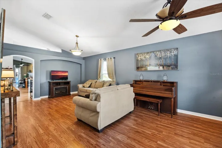 OVERSIZED SECOND LIVING SPACE