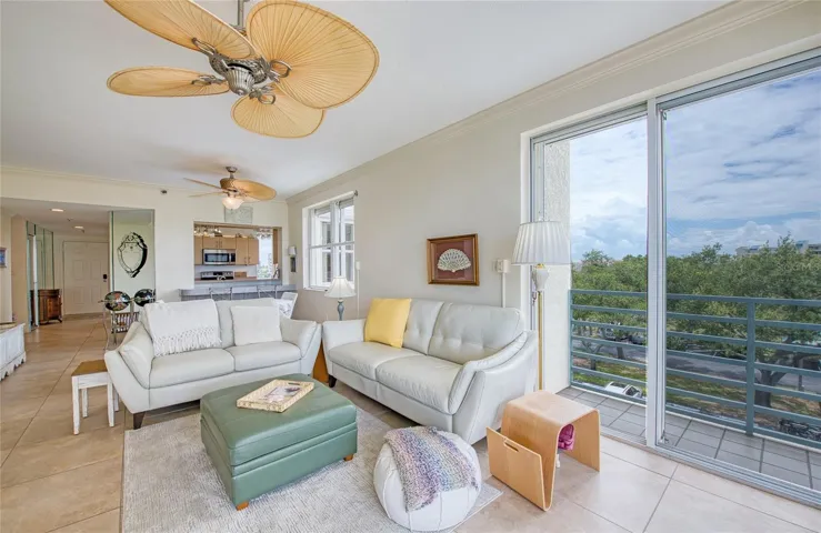 9' ceilings throughout