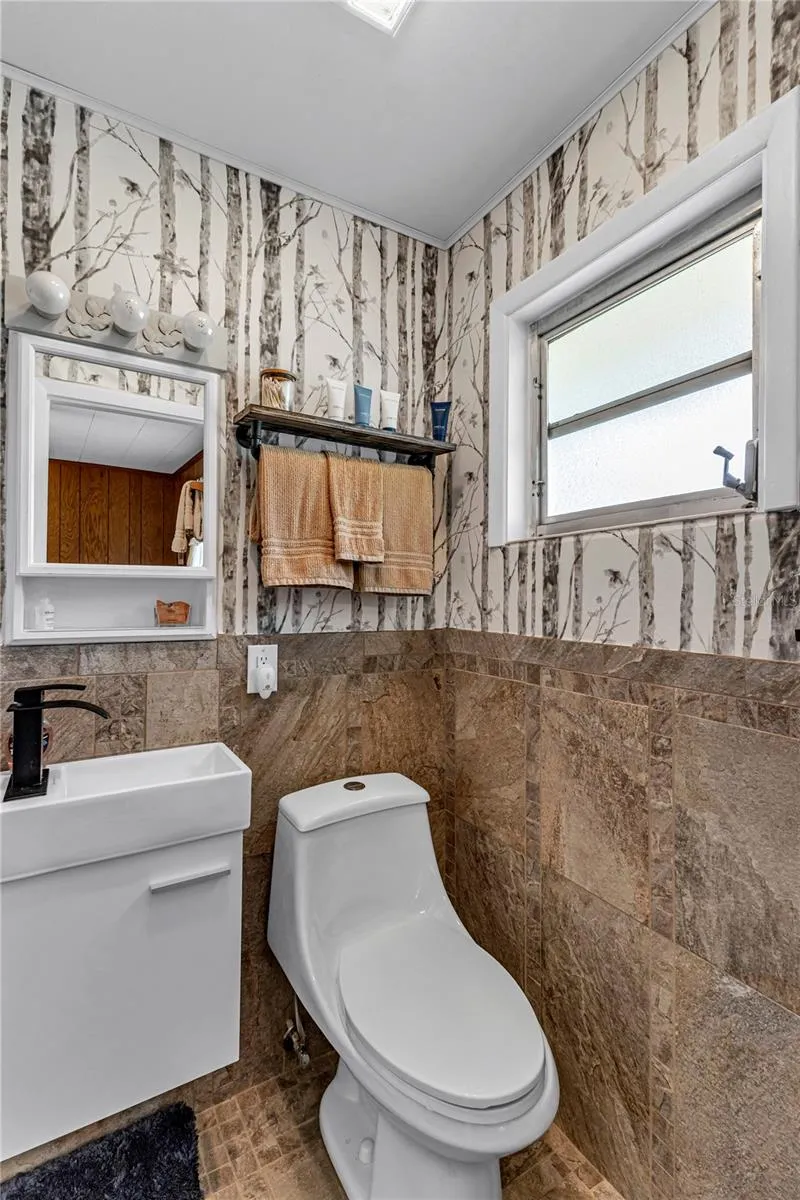 1/2 Bathroom