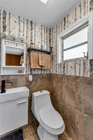 1/2 Bathroom