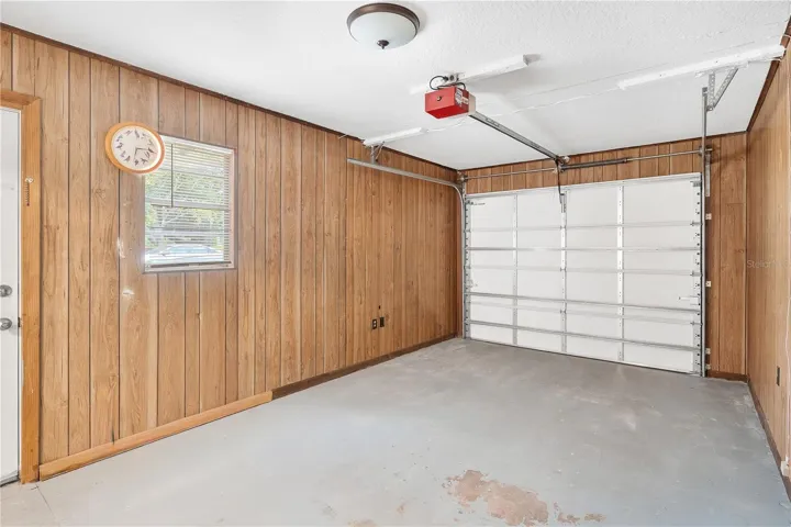 Oversized 1 Car Garage