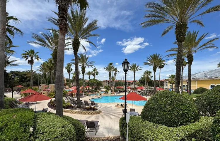 Pool and lazy river