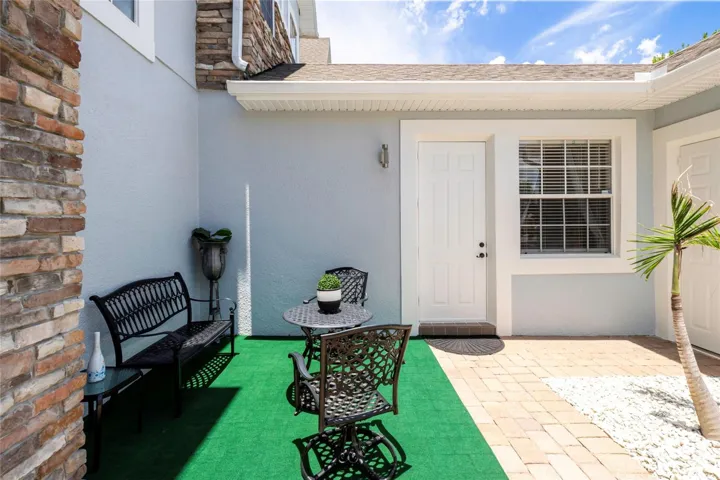 Separate entrance to Bonus/office room.