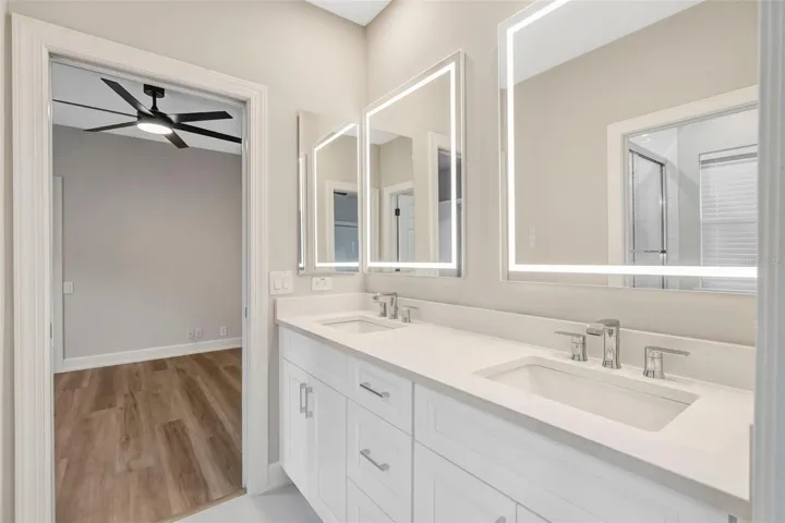 Jack n Jill Bath between Bedroom 3 and Bedroom 4