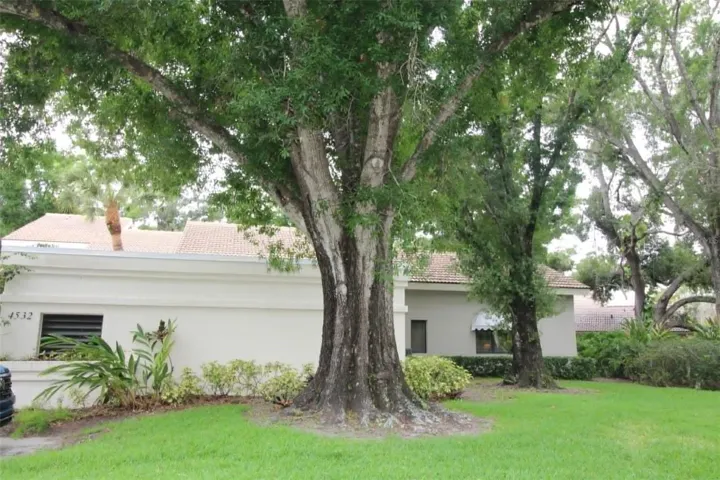 end unit, mature trees