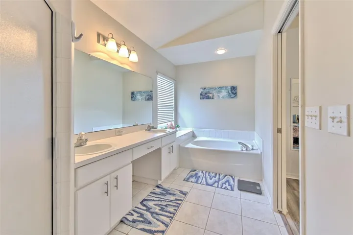 Garden tub in Master
