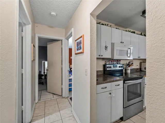 Kitchen_1018RedBayTer_PortCharlotte_WhiteCabinetry_Entry.jpg