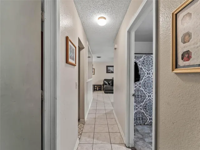 Hallway_1018RedBayTer_PortCharlotte_NaturalLight_Entry.jpg