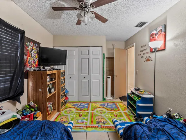 Bedroom_1018RedBayTer_PortCharlotte_NaturalLight_Entry.jpg
