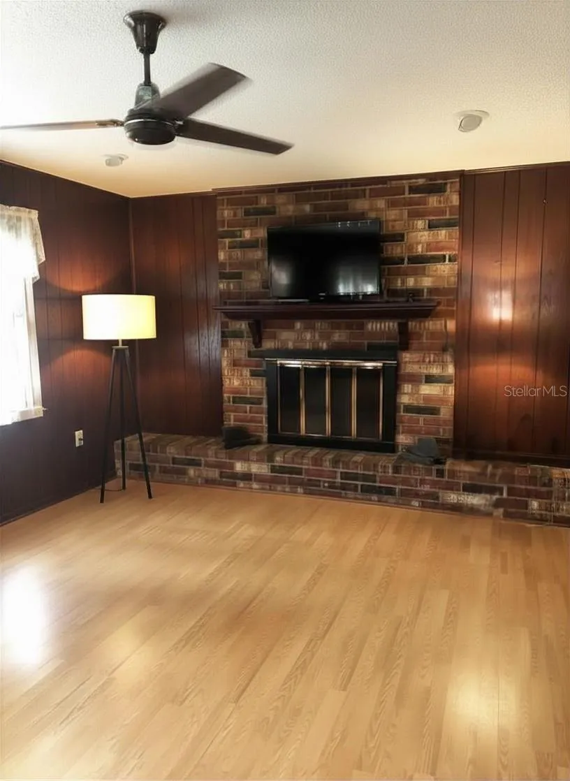 Living room with Fireplace