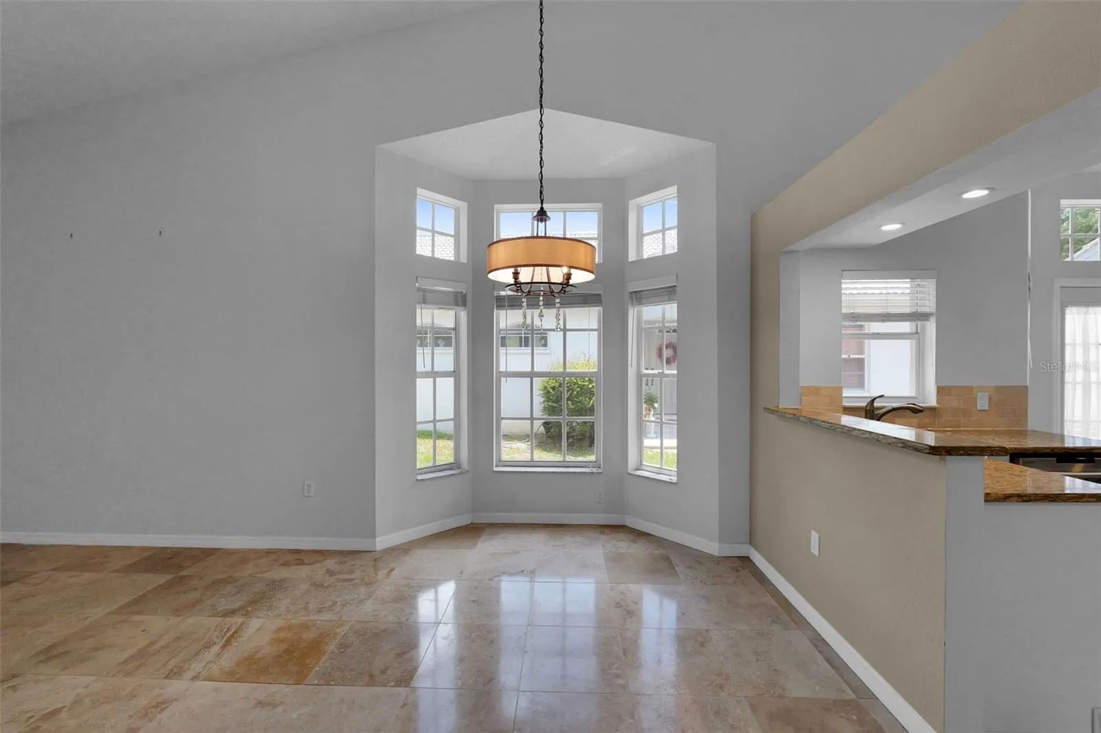 Breakfast bar and dining area