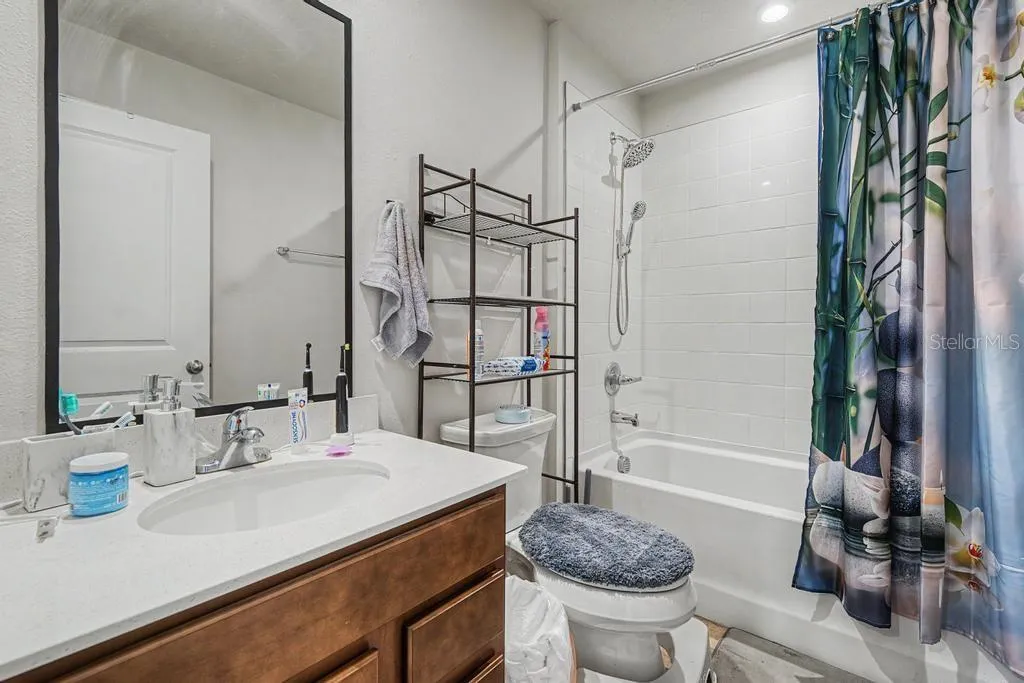 Full bathroom 2