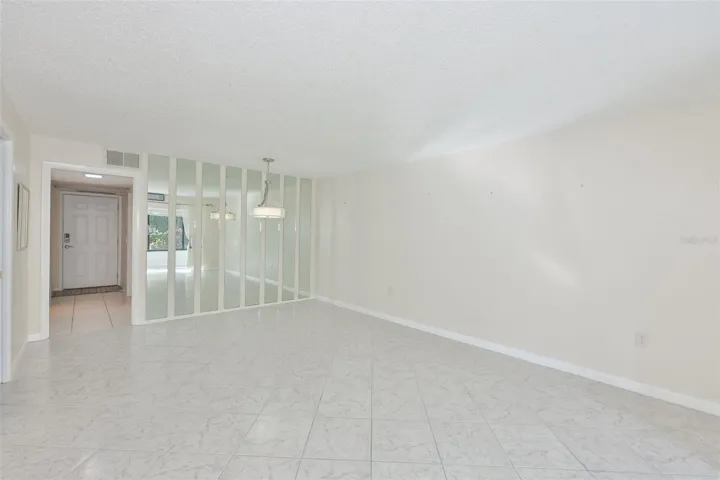 Living/diningroom unstaged