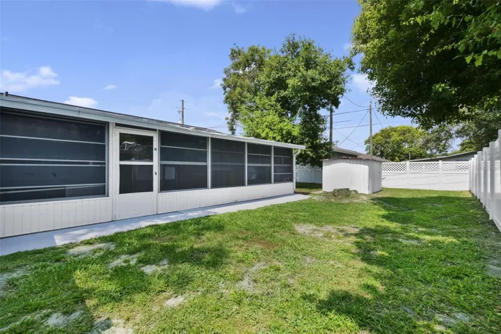 Yard/ screened patio