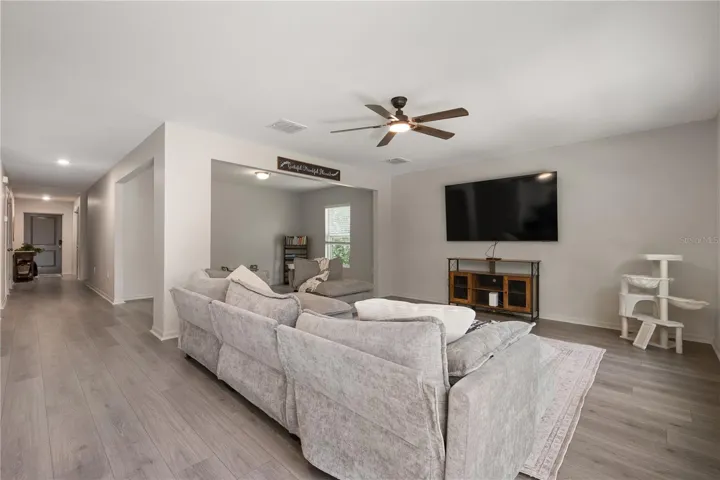 Living Room / Dining