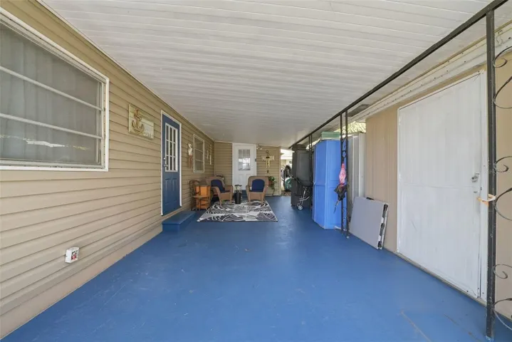 Expansive carport!!