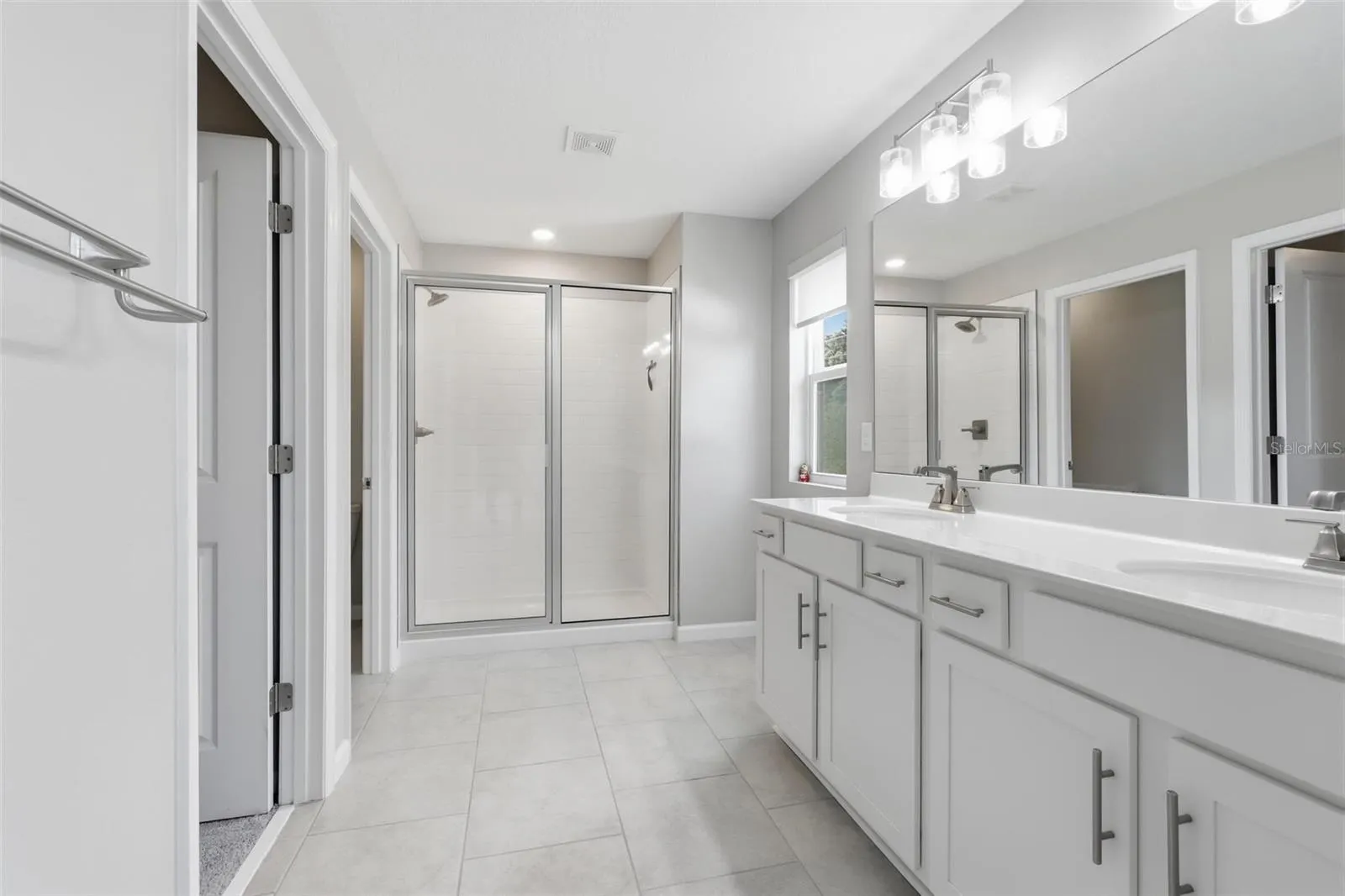 En suite primary bathroom