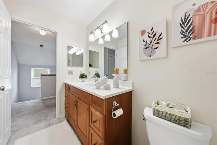 BATHROOM UPSTAIRS