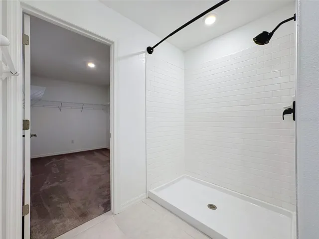 upstairs primary en-suite bath