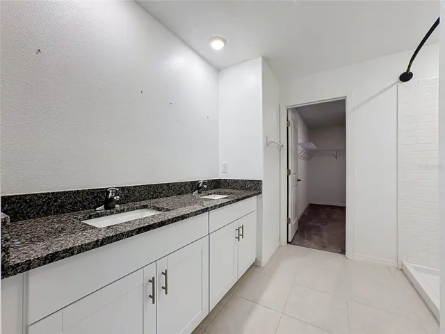 upstairs primary en-suite bath