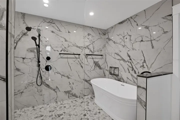 FIT FOR A KING!  LARGE SHOWER | TUB IN PRIMARY BATH