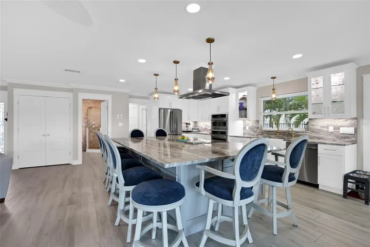 IMPRESSIVE CHEFS KITCHEN - IDEAL FOR ENTERTAINING A CROWD.   SEATING FOR 10 AROUND THE ISLAND