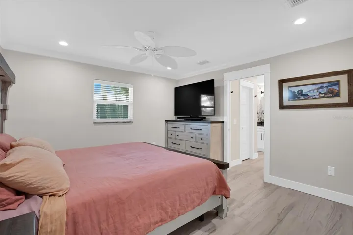 EN~SUITE BATH -