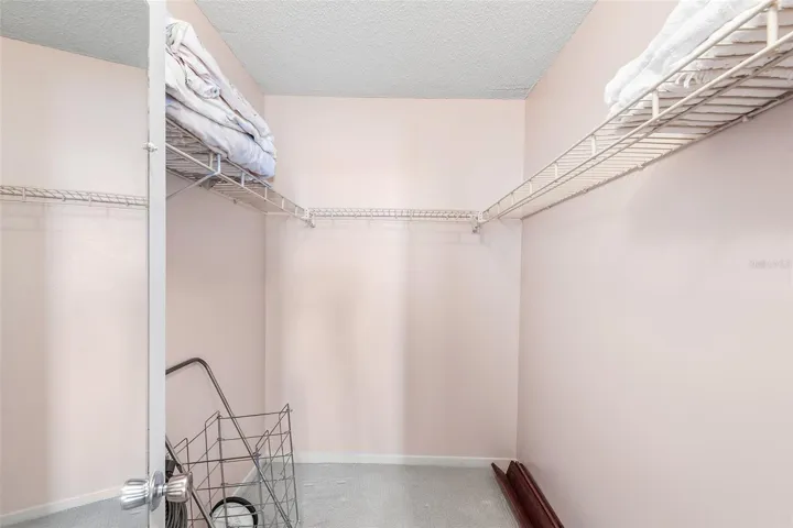 WALK-IN CLOSET