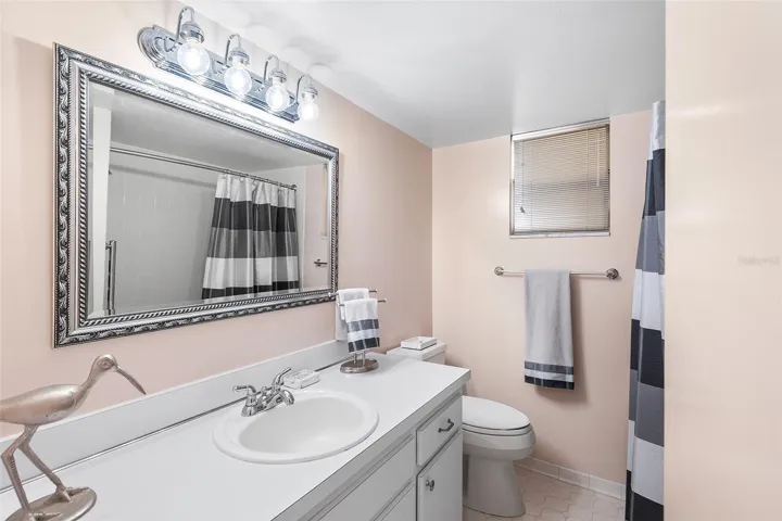 2ND / GUEST BATHROOM W/TUB SHOWER COMBINATION & LINEN CLOSET
