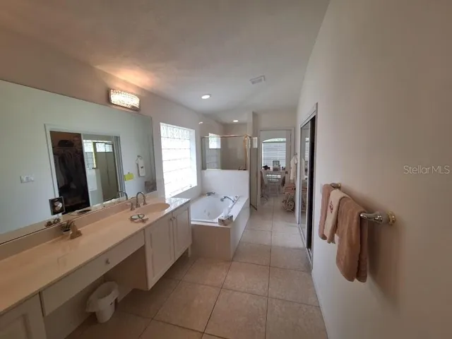 huge master bath w jetted tub