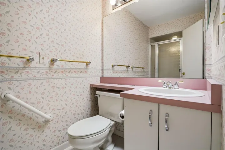 2nd bath..w/ skylight