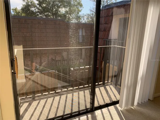 MASTER/ SLIDER TO OUTSIDE SITTING AREA