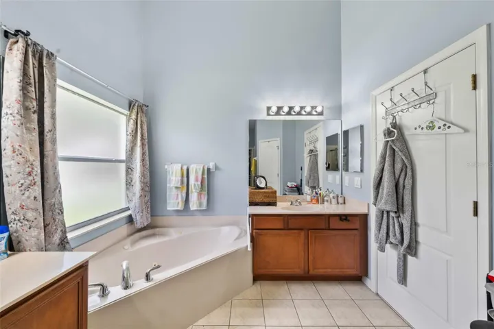 Master Bathroom/Jetted Bathtub
